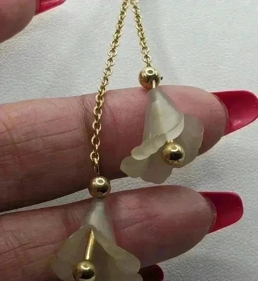 Avon Necklace Gold Tone Chain 20 Inch with lucite bell flowers - Picture 4 of 6